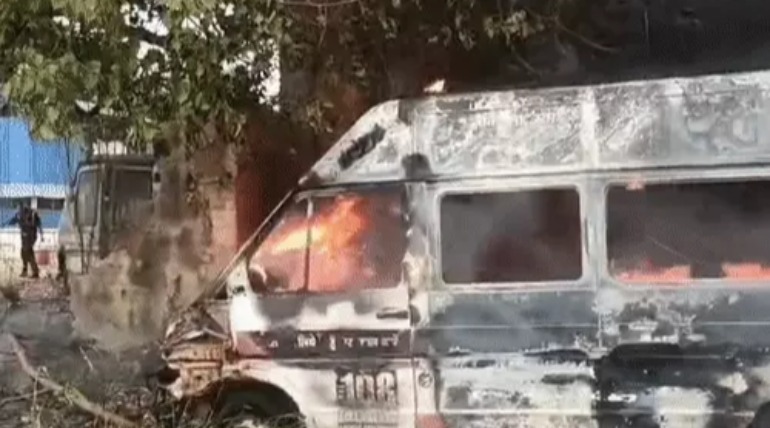 सामुदायिक स्वास्थ्य केंद्र में धूू-धू कर जलने लगी एंबुलेंस, स्वास्थ्य कर्मियों और फायर बिग्रेड ने बुझाई आग, कोई जनहानि नहीं