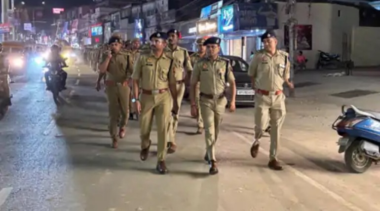 सीएम के निर्देश पर सड़कों पर उतरी गोरखपुर पुलिस, भीड़भाड़ वाले इलाकों में किया पैदल मार्च, दुकानदारों से लिए फीडबैक