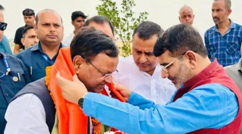 लिंक एक्सप्रेसवे पर गूंजे भाजपा के नारे:प्रदेश अध्यक्ष पंकज चौधरी का कार्यकर्ताओं ने किया स्वागत