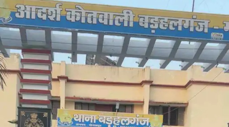 बच्चे पर पानी फेंकने को लेकर विवाद, पड़ोसियों ने महिला को पीटा, FIR दर्ज