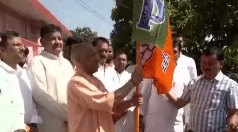 भाजपा स्थापना दिवस पर सीएम योगी का ऐलान, डॉ. भीमराव अंबेडकर की हर प्रतिमा पर छत्र लगवाएंगे, रविदास-वाल्मीकि की मूर्तियों को भी सजवाएंगे