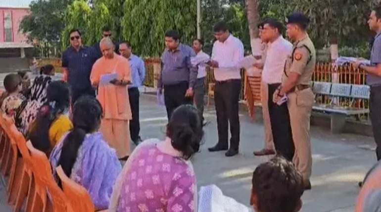 सीएम योगी ने जनता दरबार में सुनी समस्याएं, अधिकारियों को जल्द निस्तारण के दिए निर्देश, गायों को गुड भी खिलाया