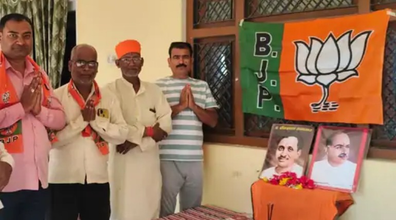 भाजपा का 47वां स्थापना दिवस धूमधाम से मना, पंडित दीनदयाल उपाध्याय की तस्वीर पर फूल चढ़ाया