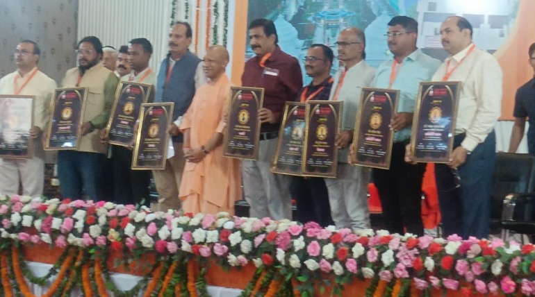 गोरखपुर प्रेस क्लब की नई कार्यकारिणी ने ली शपथ, CM बोले- पत्रकारों को सस्ते आवास और कैशलेस हेल्थ सेवा मिले
