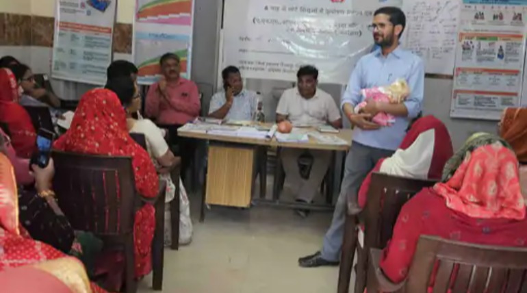 कौड़ीराम में आशा-आंगनबाड़ी कर्मियों को प्रशिक्षण, बच्चों के प्रारंभिक विकास और पोषण पर दिया जोर