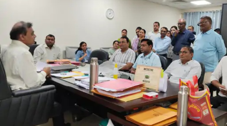 आयुष विश्वविद्यालय में दवा वितरण पर हंगामा, कुलपति ने शिकायतकर्ता और कर्मचारियों को बुलाकर सुलझाया विवाद