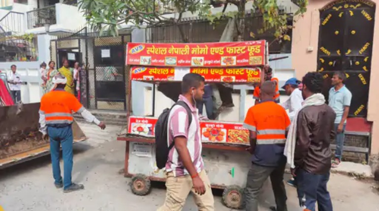 नगर निगम के प्रवर्तन दल ने छात्रसंघ चौराहे पर चला अतिक्रमण हटाओ अभियान, ठेला जब्त, 2000 रूपए का चालान