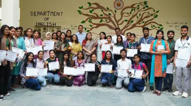 युनिवर्सिटी के इंग्लिश डिपार्टमेंट में अवार्ड सेरेमनी, कहानी, कविता, भाषण जैसी 5 प्रतियोगिताओं के विजेता सम्मानित