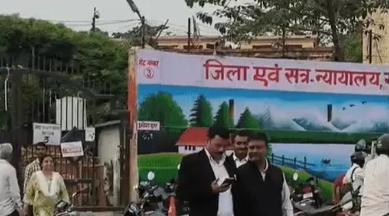 90 हजार लूूट के मामले में खुलासा,  नौसढ चौकी प्रभारी ने कोर्ट में किया सरेंडर, महिला दरोगा और अन्य सिपाहियों की तलाश तेज