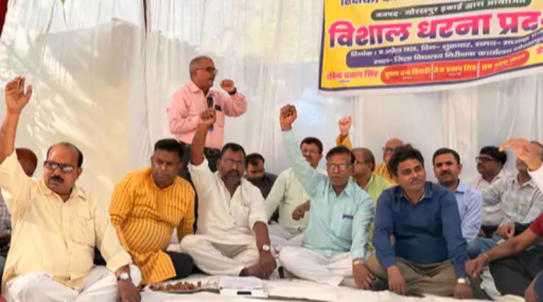 माध्यमिक शिक्षक संघ के शिक्षकों ने डीआईओएस कार्यालय पर दिया धरना, पदोन्नति मामलों को लेकर सौंपा ज्ञापन