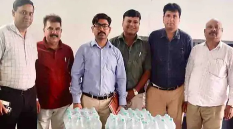 रेलवे स्टेशन पर पकड़ी गई 444 अवैध पानी की बोतलें, गैर स्वीकृत ब्रांड की सप्लाई पर रेलवे प्र्रशासन सख्त