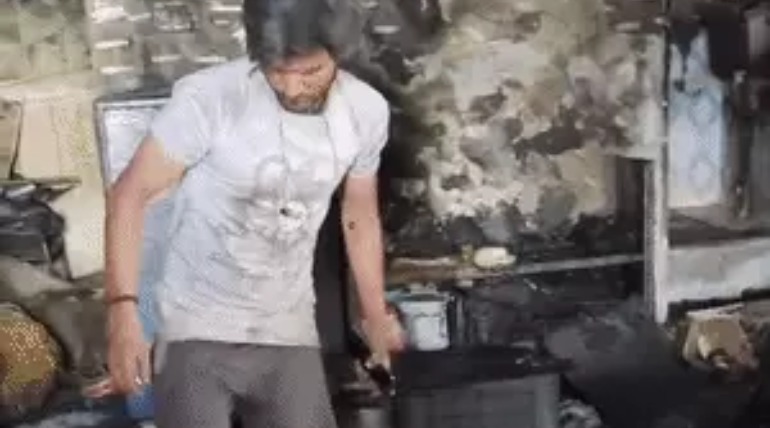 तीन मंजिला मकान में लगी आग, 2 लाख का सामान जलकर राख