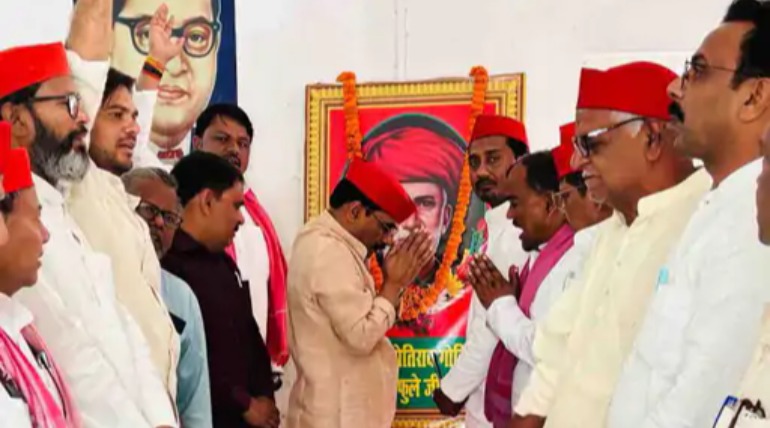 ज्योतिबा फुले को किया गया याद, सपा कार्यालय पर मनाई जयंती