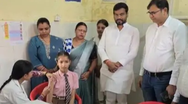 CHC में ब्लॉक प्रमुख और अधीक्षक ने किया सर्वाइकल कैंसर टीकाकरण अभियान का शुभारंभ