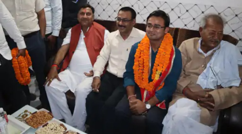 गगन आनंद वर्मा ने पीसीएस परीक्षा में पाई सफलता, विधायक एवं पूर्व मंत्री फतेह बहादुर सिंह ने घर पहुंचकर दी शुभकामना