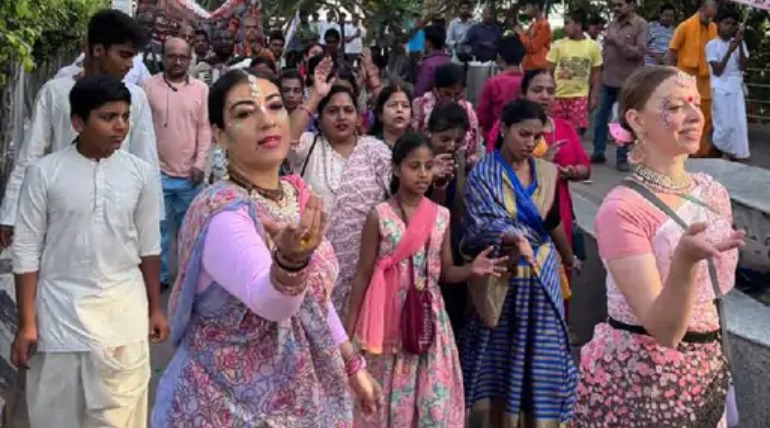 'हरे कृष्ण-हरे राम' पर झूमे विदेशी भक्त, दिखा अद्भुत नजारा, फूलों की होली से माहौल भक्तिमय