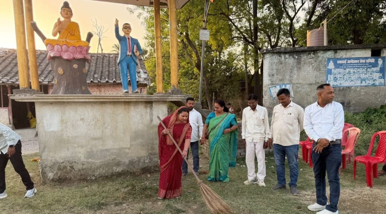 बाबा साहेब डॉ. भीमराव अम्बेडकर जयंती पर ब्लॉक प्रमुख ने दीप प्रज्ज्वलित व परिसर में स्वच्छता अभियान चलाया