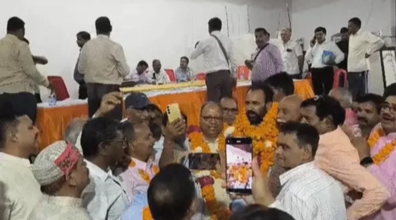 राजकीय आयुर्वेदिक एवं युनानी फार्मासिस्ट संघ के तीसरी बार अध्यक्ष बने विद्याधर पाठक, रिकार्ड मतों से दर्ज की जीत