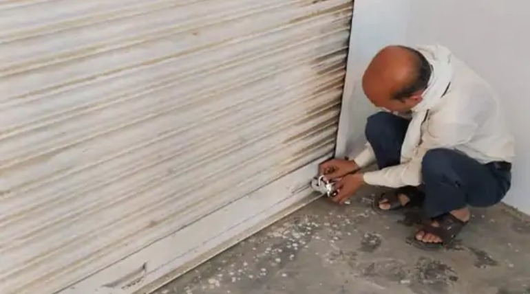 सरकारी पाठशाला की जमीन पर बनी दुकान सील, प्रशासन ने अवैध निर्माण पर की कार्रवाई