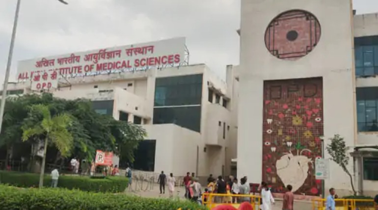 एम्स के इमरजेंसी प्रभारी को फटकार, डॉक्टरों से मांगा जवाब, 5 साल की बच्ची को बिना इलाज रेफर करने पर कार्यकारी निदेशक ने की जांच