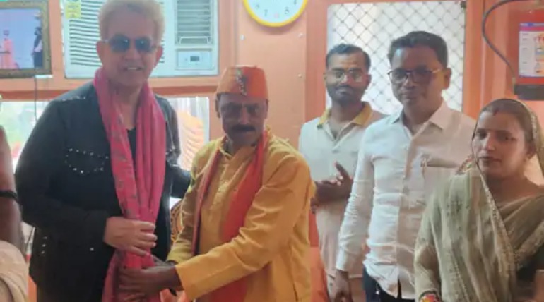 मशहूर हेयर स्टाइलिस्ट जावेद हबीब गोरखपुर पहुंचे, बड़हलगंज में सैलून प्रमोशन के दौरान मुक्तिपथ का अवलोकन किया