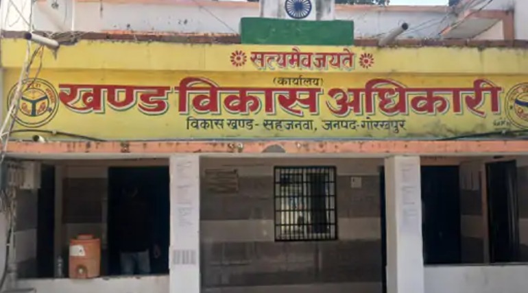सहजनवां का एक गांव सरकारी पोर्टल से गायब, निर्वाचित प्रधान होने के बावजूद विकास योजनाएं ठप