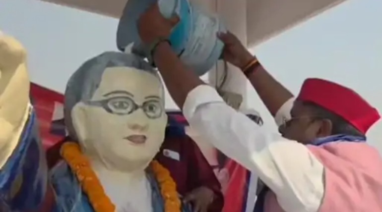 सपा नेता ने डॉ. भीमराव अंबेडकर की मूर्ति को दूध से नहलाया