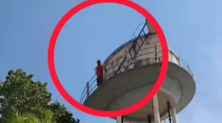 युवती पानी की टंकी पर चढी, बायफ्रेंड को बुलाने की जिद, बायफ्रेंड के समझाने के बाद उतरी, परिवार वालों ने कराई शादी