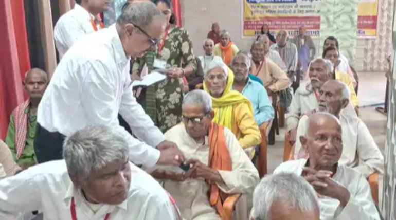 वृद्धाश्रम में सीएमओ-समाज कल्याण अधिकारी ने किया चश्मा वितरण, बुजुर्गों के आंखों का किया परीक्षण