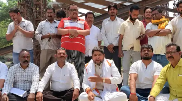 चौरीचौरा में 147B ओवरब्रिज का नक्शा बदला तो उबाल, व्यापारियों-सभासदों ने दिया सांकेतिक धरना