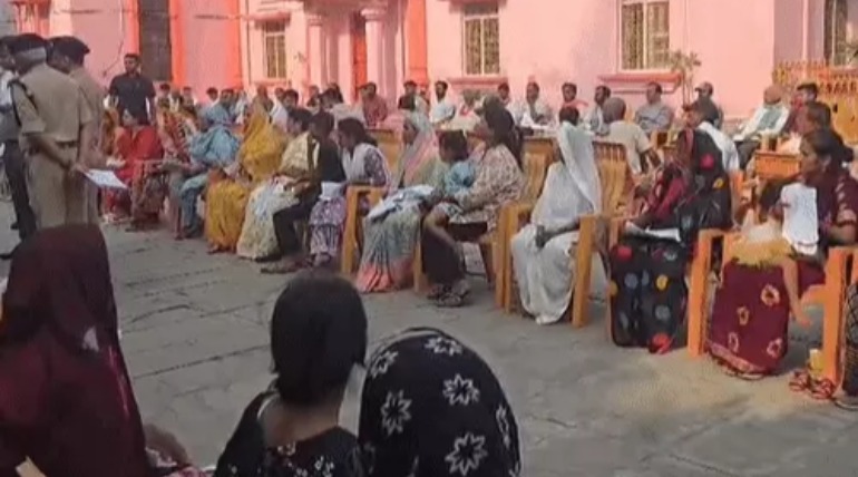 मुख्यमंत्री ने जनता दरबार में सुनी 200 लोगों की समस्याएं, अधिकारियों को दिए निर्देश, श्रावस्ती से पहुंची महिला ने बच्चे के इलाज की लगाई गुहार