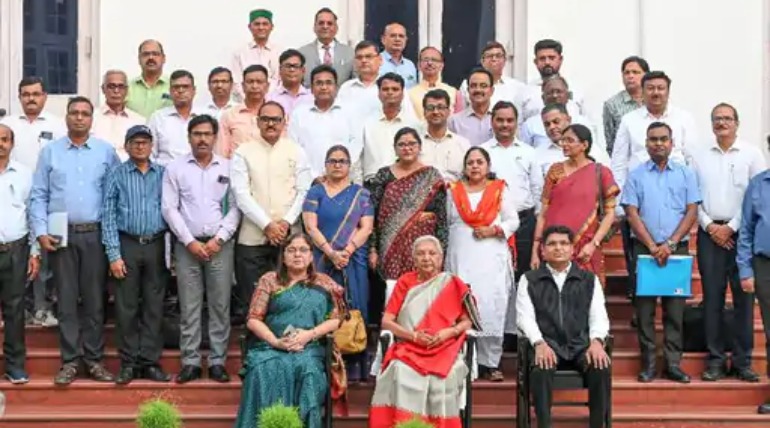 कुलपति के नेतृत्व में संबद्व कालेजों के प्रिसिपल राज्यपाल आनंदीबेन से लखनऊ में मिले, पीपीटी के जरिए बताई उपलब्धियां