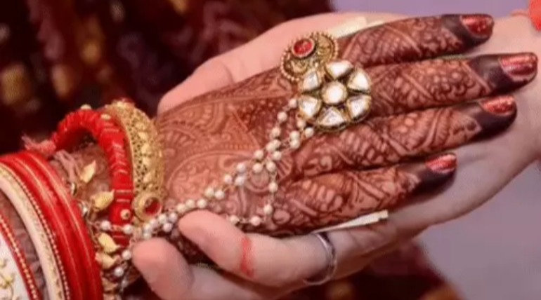 टॉवर पर चढ़ी गाजीपुर की युवती, ट्रैफिक विभाग के दरोगा से शादी कराने की जिद