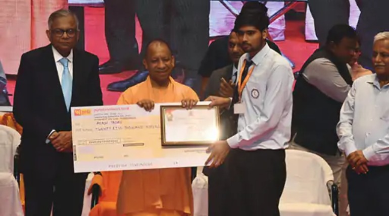 केआईपीएम छात्र ने AI हैकाथॉन जीता, सीएम योगी ने 25 हजार व प्रमाण पत्र देकर किया सम्मानित