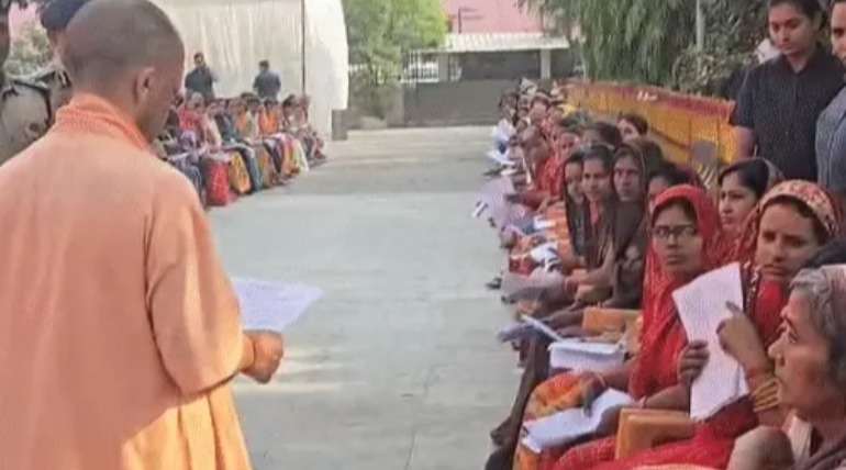 मुख्यमंत्री ने जनता दरबार में सुनी फरियादियों की समस्याएं, घरेलू विवाद के आए सर्वाधिक मामले