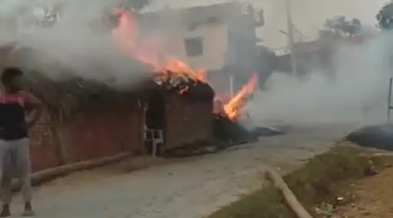 दो झोपड़ियों में आग, लाखों का सामान जलकर राख, शॉर्ट सर्किट की आशंका