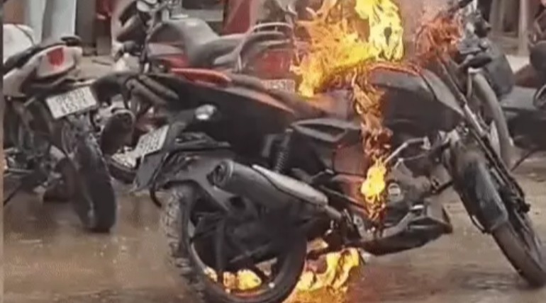धू-धू कर जली पल्सर बाइक, लोगों की मदद से बुझाई आग