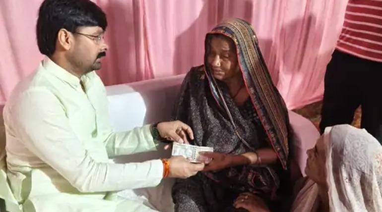 घघसरा चेयरमैन ने मृतक की पत्नी को दी आर्थिक सहायता, ट्रैक्टर मिक्सर मशीन से हुई थी बुजुर्ग की मौत