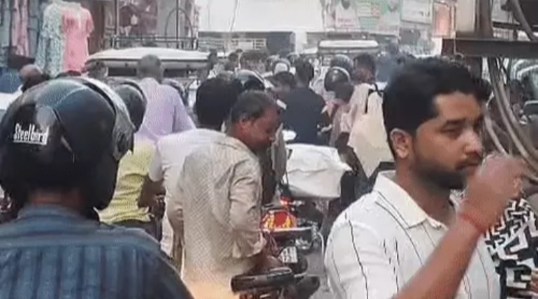 रेती बाजार में चार पहिया वाहनों की आवाजाही से घंटों लग रहा जाम, व्यापारियों ने प्रशासन को दिया ज्ञापन