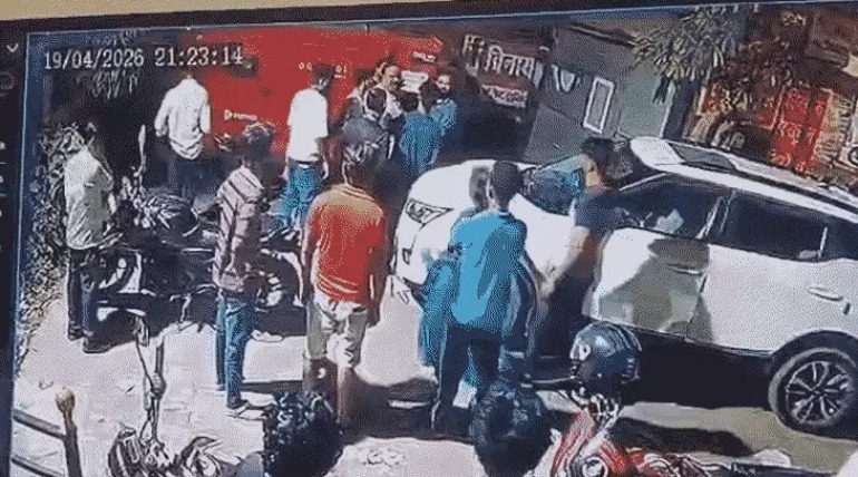 गाड़ी खड़ी करने को लेकर विवाद,  कार सवार डाक्टर और बाइक सवार डिलीवरी ब्वाय में मारपीट, बाइक सीज