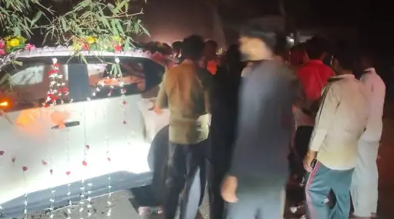 एयरबैग खुलने से दूल्हा बाल-बाल बचा, भाई-बहन घायल, बारात जा रही कार को अज्ञात वाहन ने मारी टक्कर