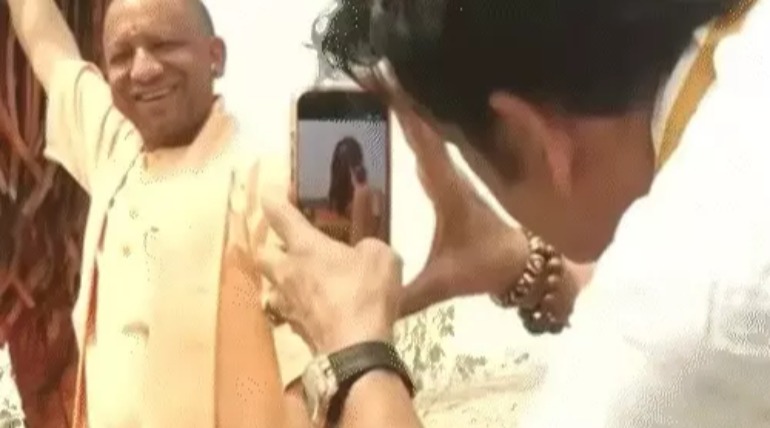 मुख्यमंत्री ने राप्ती इको पार्क का किया उद्घाटन, 5 करोड की लागत से 4 एकड़ में हुआ निर्माण कार्य, शेर के साथ खिंचवाई फोटो