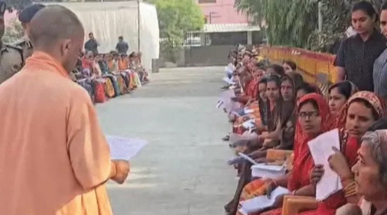 सीएम योगी आदित्यनाथ ने लगाया जनता दरबार, फरियादियों की समस्याओं को त्वरित निस्तारण के दिए निर्देश, गायों को गुड खिलाया