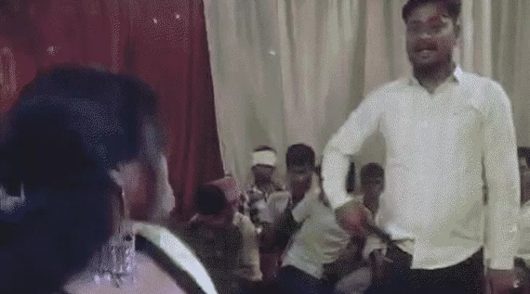 पिस्टल दिखाकर डांसर को नचाया, तिलक समारोह में भोजपुरी गाना बजवाया, पुलिस दे रही दबिश