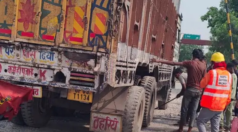 गढ़वा रेलवे ढाले पर ट्रक खराब, सत्याग्रह ट्रेन पिपराइच में आधे घंटे तक रुकी