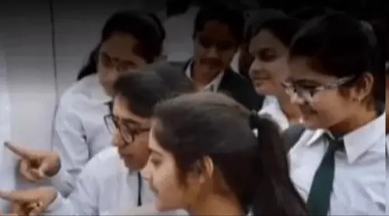 10वीं में गोरखपुर की दिव्या यादव जिला टॉपर बनीं, 95. 67 प्रतिशत अंक मिले, प्रिया और बिदिशा दूसरे नंबर पर रहीं