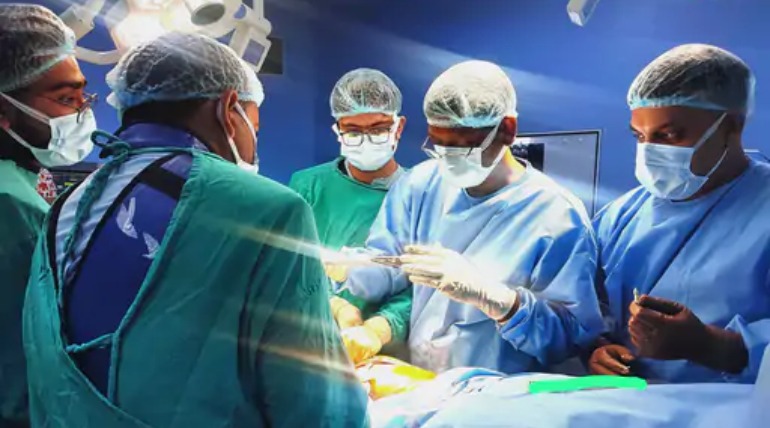 एम्स में छोटे कैमरे से कोहनी की सफल सर्जरी:20 वर्षीय युवक को जकड़न से मिली राहत, न्यूनतम चीरा तकनीक का उपयोग