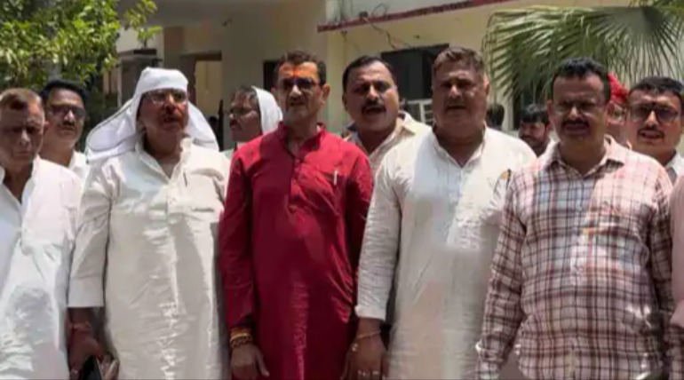 'पंडिताइन की लव स्टोरी' मूवी का विरोध, कौटिल्य परिषद ने मंडलायुक्त को सौंपा ज्ञापन