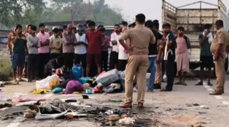 बेटी की शादी कराके लौट रहे मां-बाप-भाई की मौत, 2 ड्राइवर, पालतू कुत्ते की भी जान गई, मऊ में ट्रेलर से टकराई स्कॉर्पियो