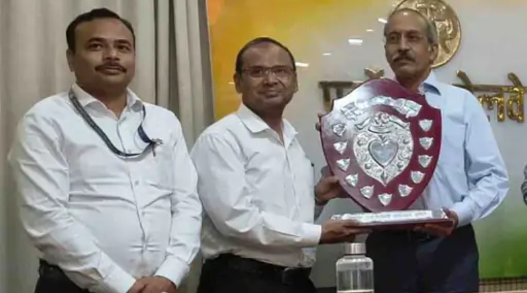गोरखपुर एयरपोर्ट को मिला ‘चल वैजयंती शील्ड’, पब्लिक सेक्टर में पहला स्थान, ऑफिस वर्क-पैसेंजर सर्विस में बना मॉडल